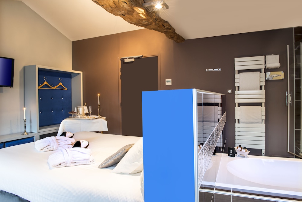 Deluxe Double Room, 1 King Bed photo 3