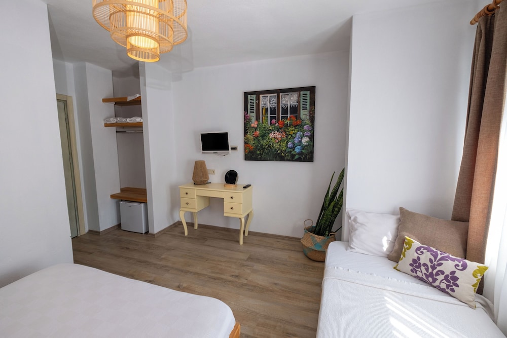 Family Room, Garden View photo 3