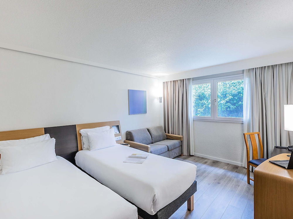 Accessible Standard Room, 2 Single Beds and 1 Sofa Bed