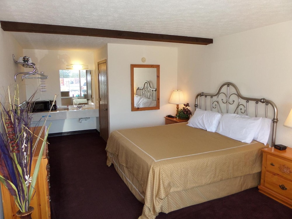 Classic Room, 1 King Bed, Refrigerator & Microwave