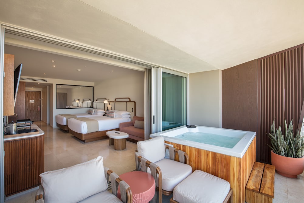 Room, 2 Queen Beds, Hot Tub (Infinity, Sunset View) - Photo 1