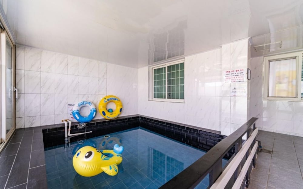 Room (Room 102 (Kids Pool Villa / No dogs a)
