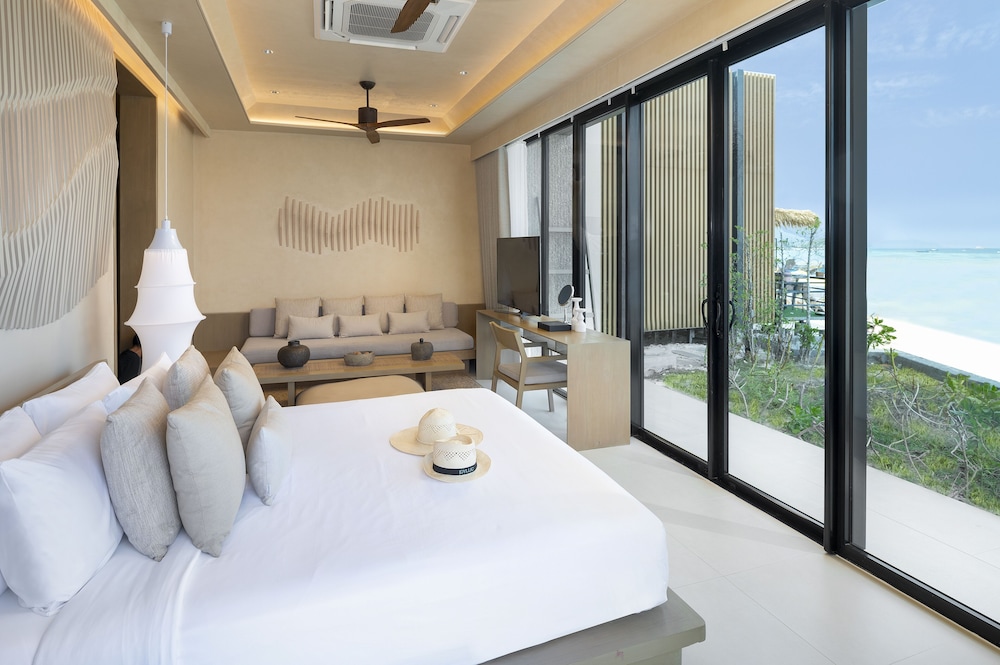 Premium Suite Beachfront with Bathtub (Ground Floor) - Photo 2
