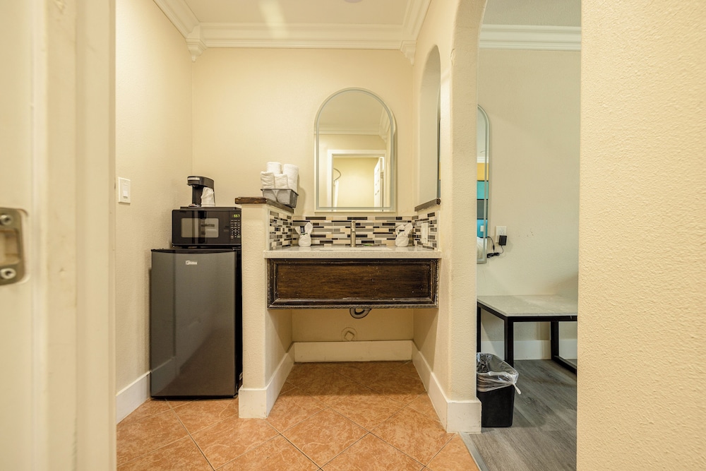 Room, 2 Queen Beds, Non Smoking - Photo 6