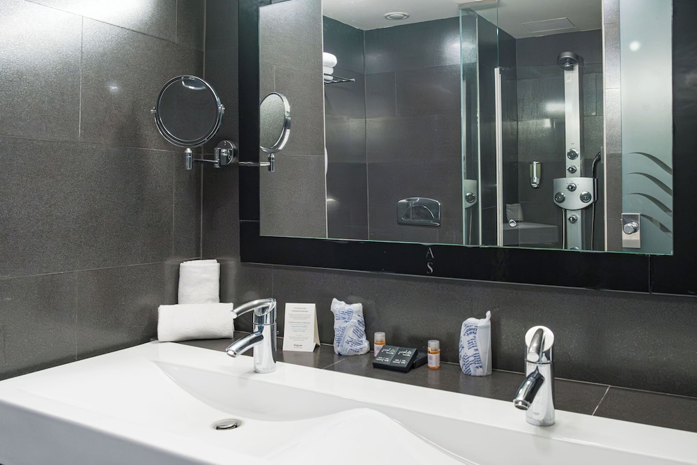 Premium Double Room - Photo 8