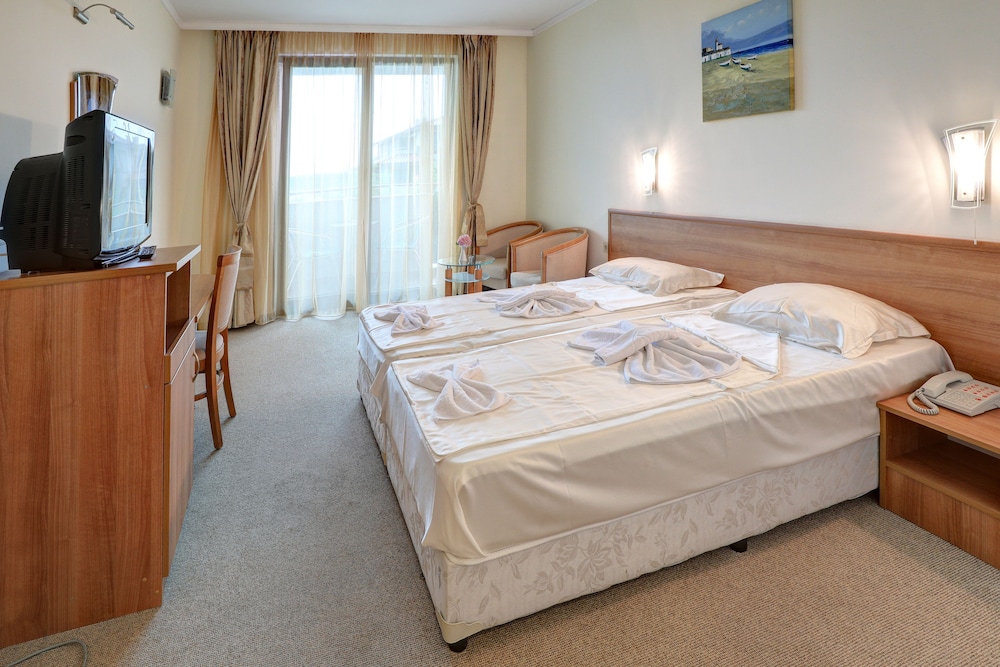 Comfort Twin Room, 2 Twin Beds, Partial Sea View