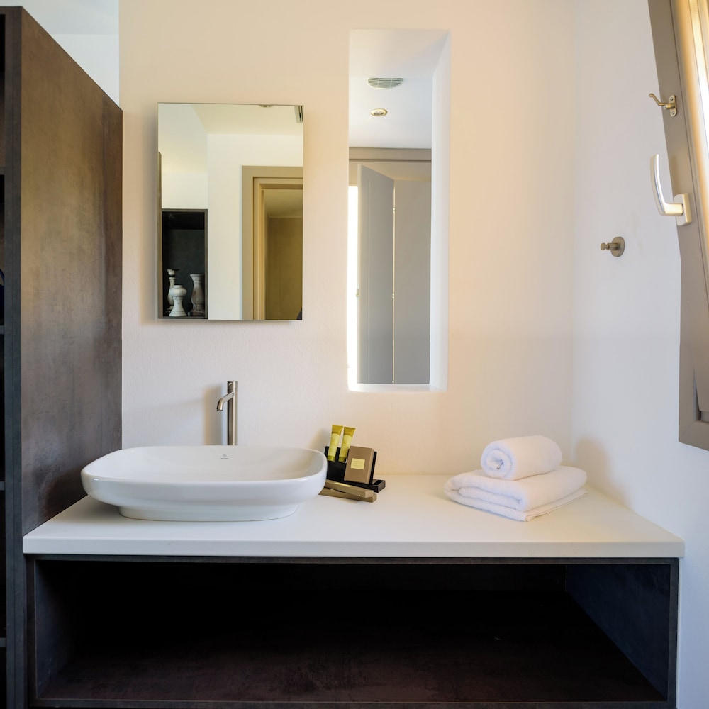 Panorama Suite with Hot Tub and Caldera View - Photo 6