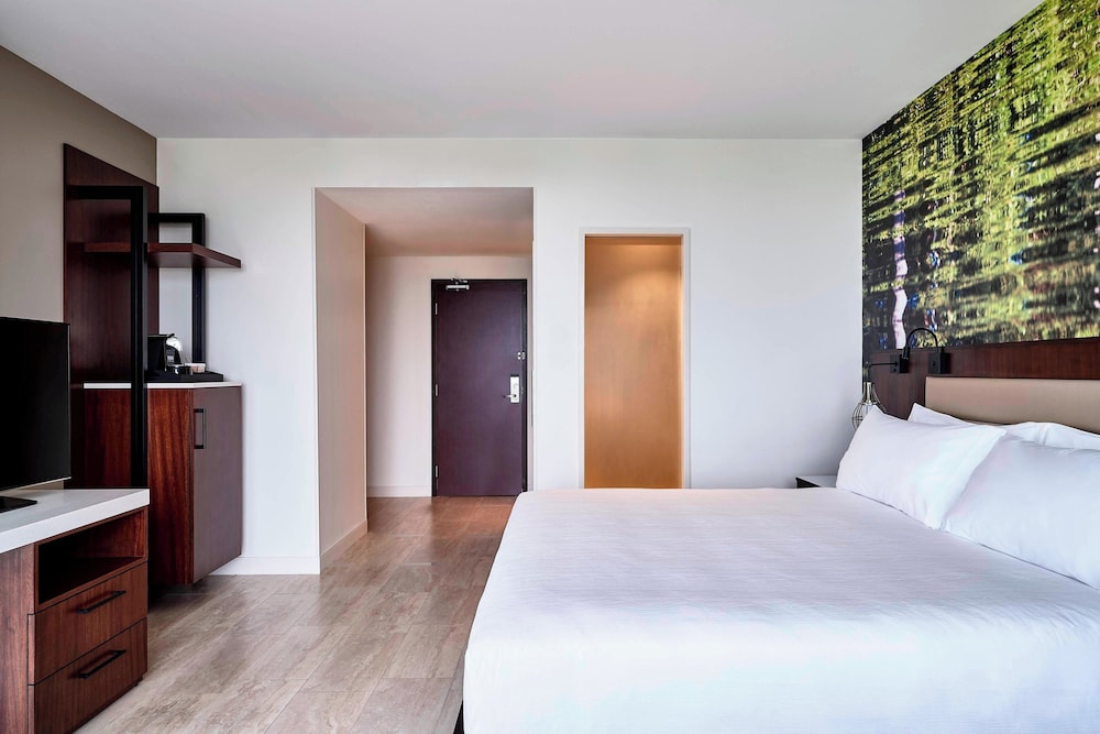 Deluxe Room, 1 King Bed photo 2