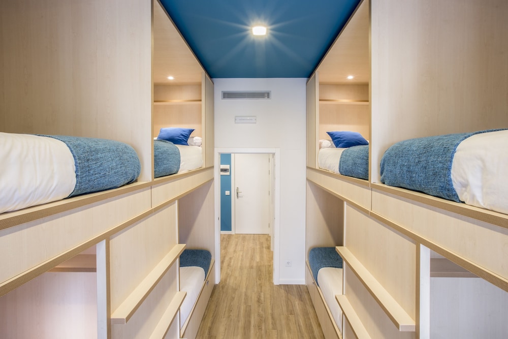 Private room with private bathroom (6 people) photo 2