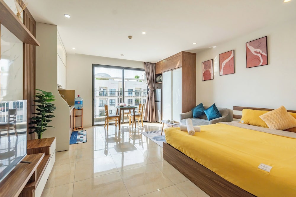 Standard Studio Suite, Balcony, City View