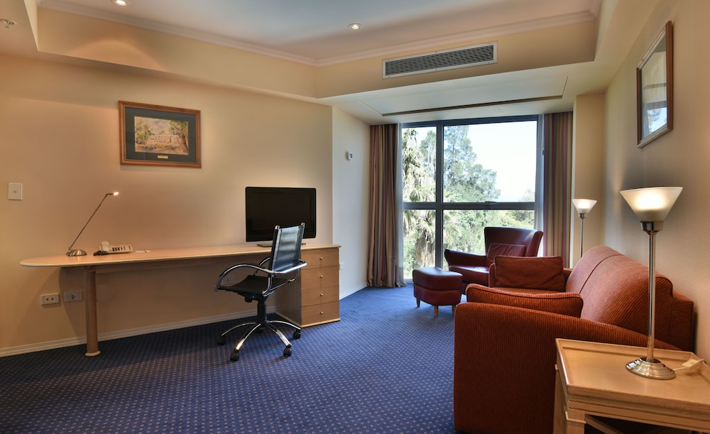 Suite, 1 King Bed, Mountain View (Pool View)