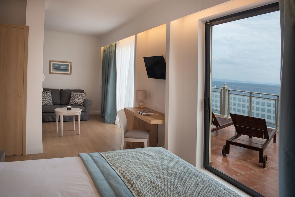 Suite - Photo 1