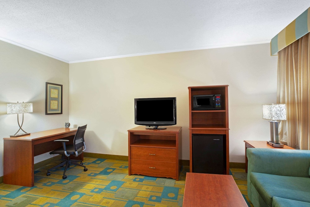 Deluxe Room, 1 King Bed, Non Smoking (Deluxe Executive Room) - Photo 1