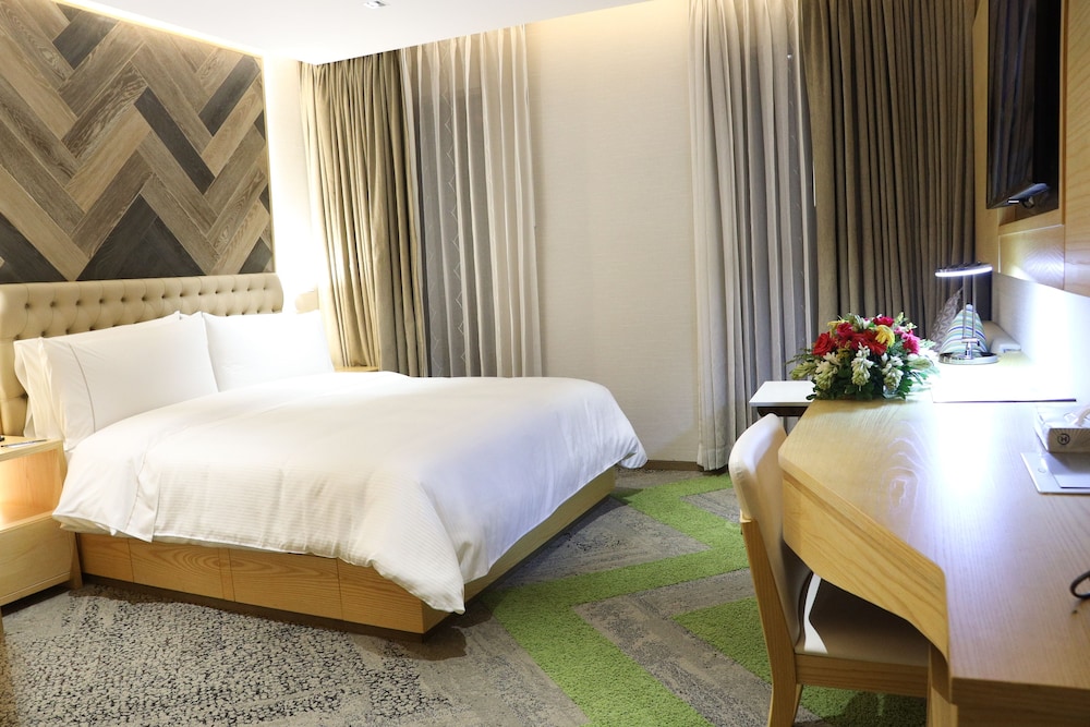 Business Double Room, 1 King Bed, Refrigerator & Microwave photo 3