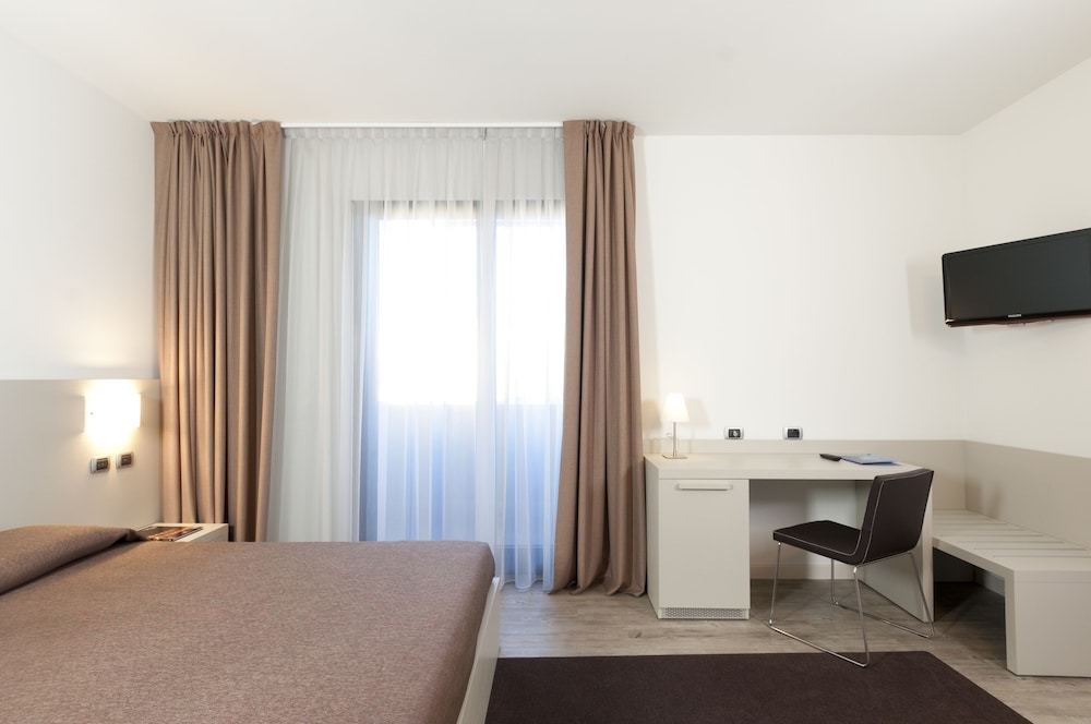 Comfort Room, 1 King Bed, Non Smoking - Photo 6