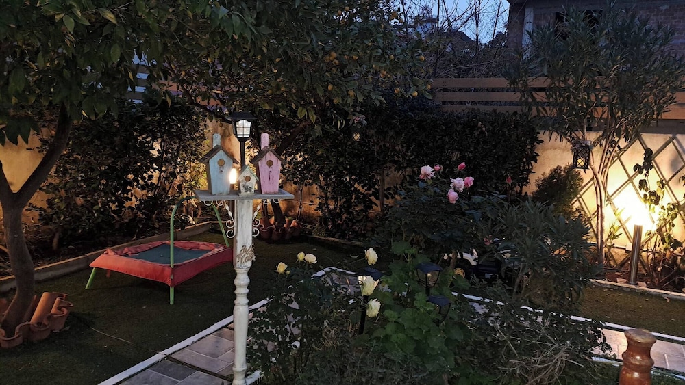 Relax in Elliniko Hidden Gem-vintage Bungalow With Garden and Hot Tub in an Iglo, Billede 12