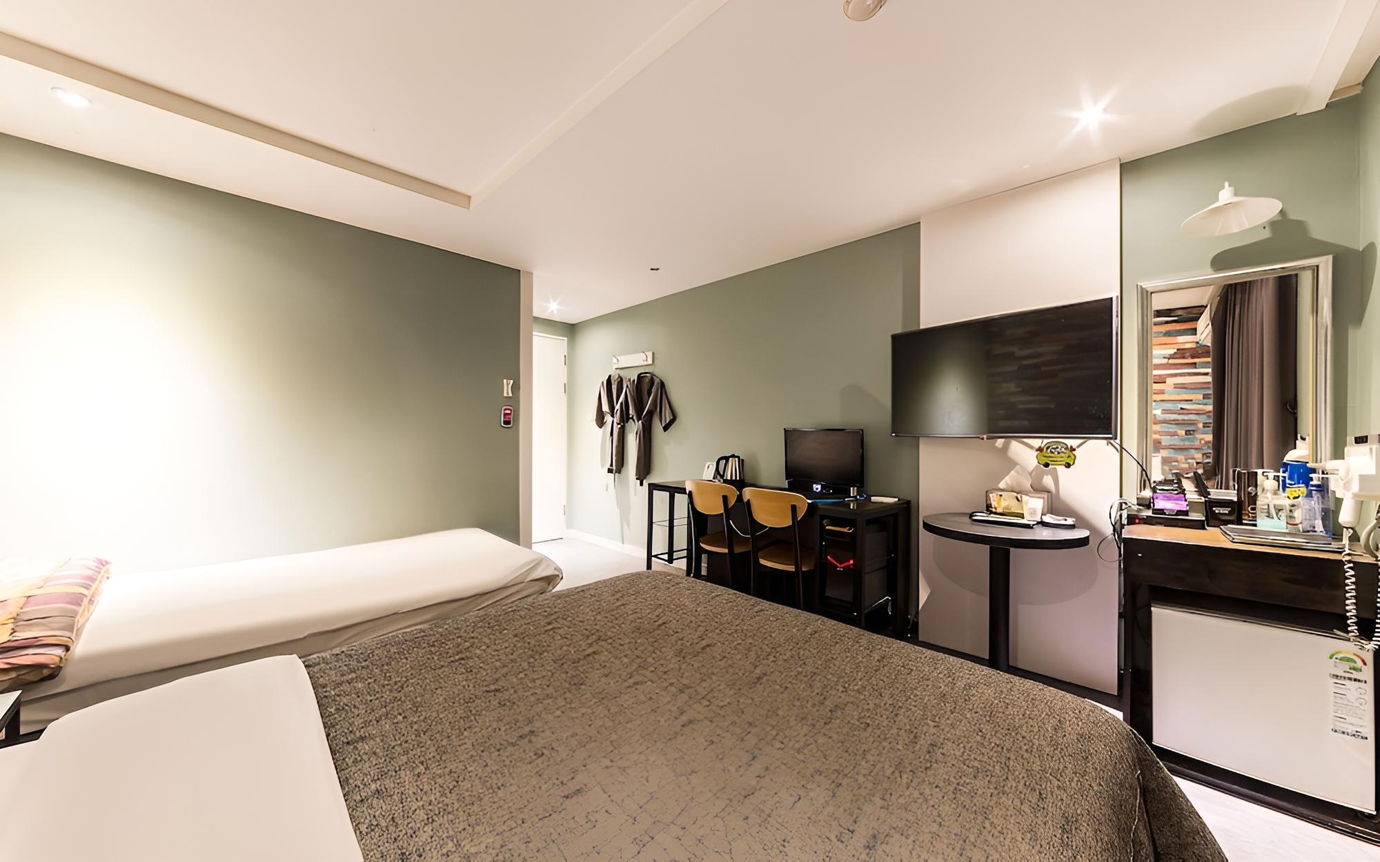 Room (Deluxe Twin (Double and Single Bed Ba)