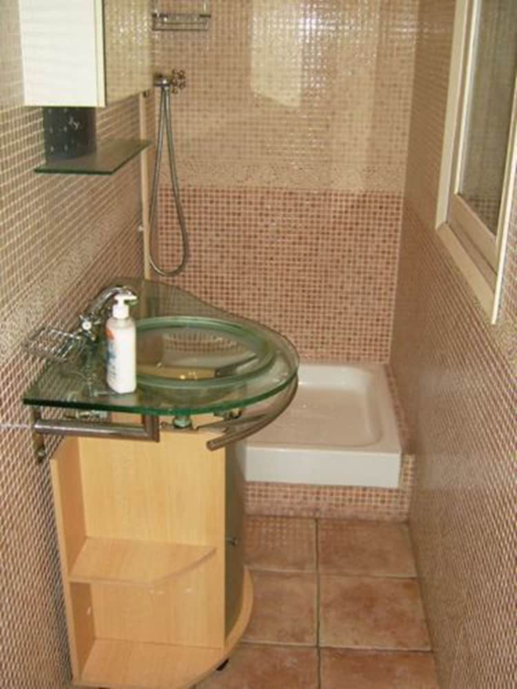 Standard Triple Room, Shared Bathroom photo 3