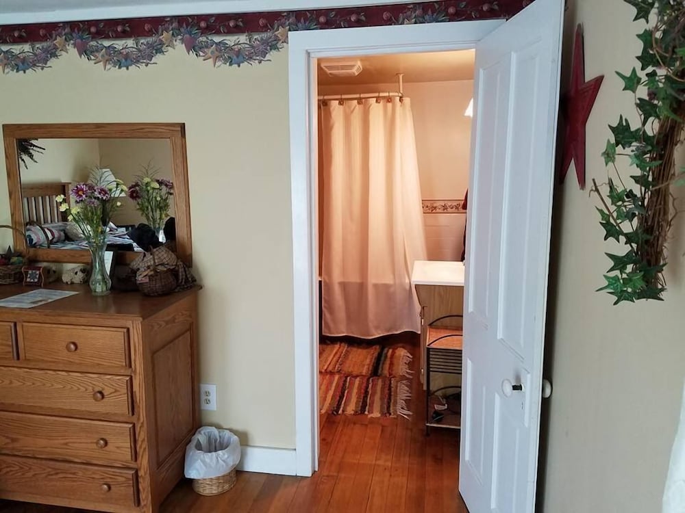 Comfort Room (Burgundy) photo 2