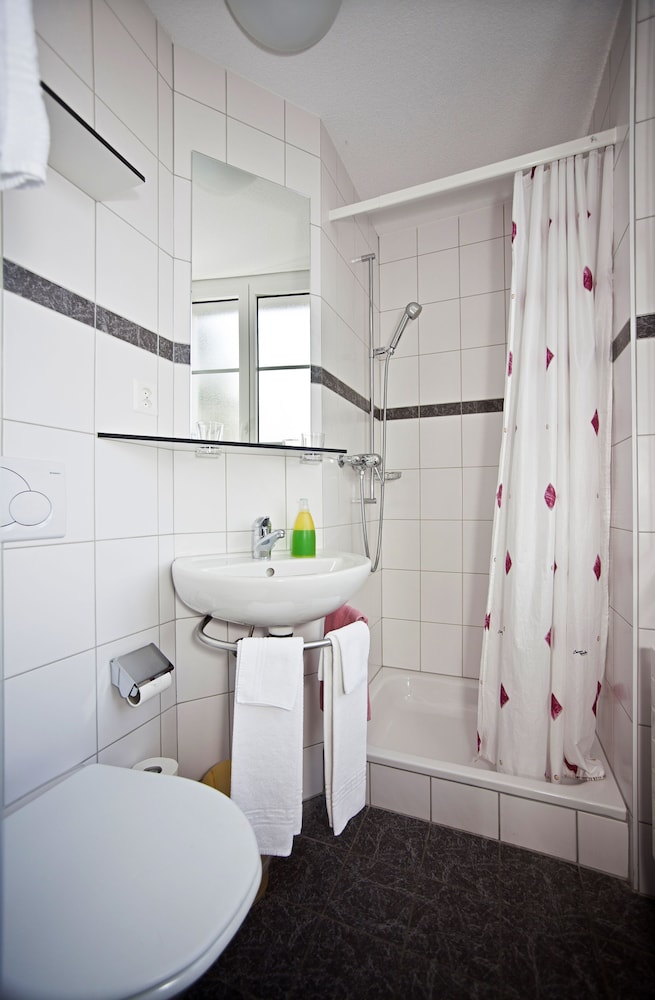 Standard Twin Room - Photo 4