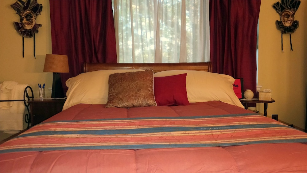 Comfort Room, 1 Queen Bed, Non Smoking, Ensuite photo 2