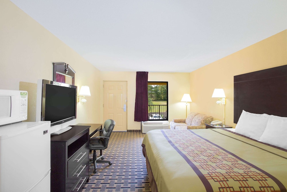 Upgraded, Deluxe Room, 1 King Bed, Non Smoking - Photo 2
