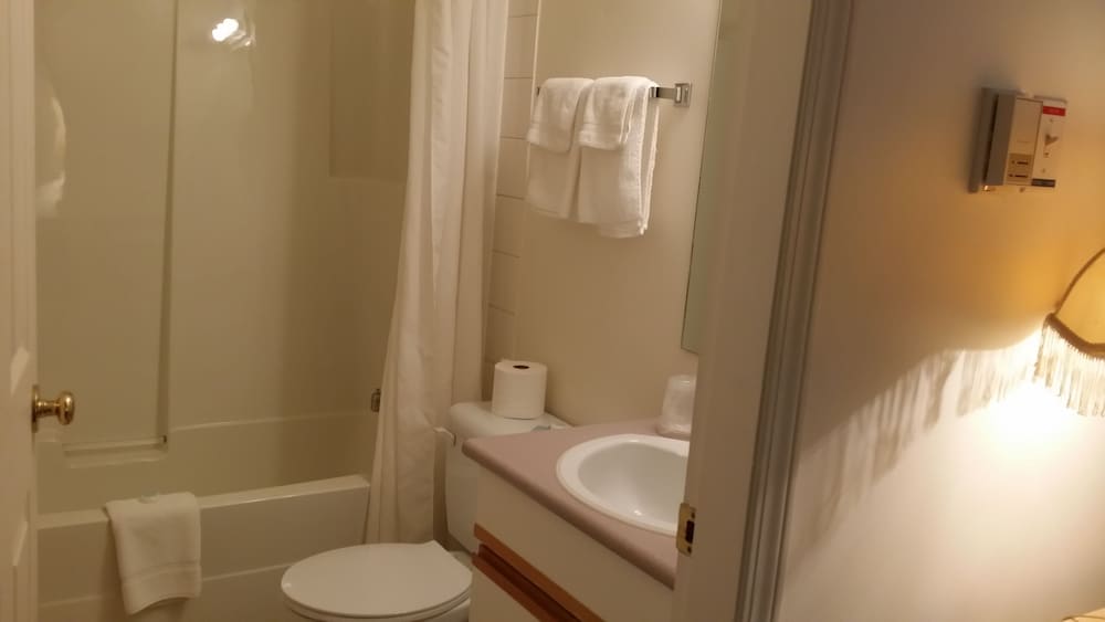Standard Room, 1 Queen Bed photo 2