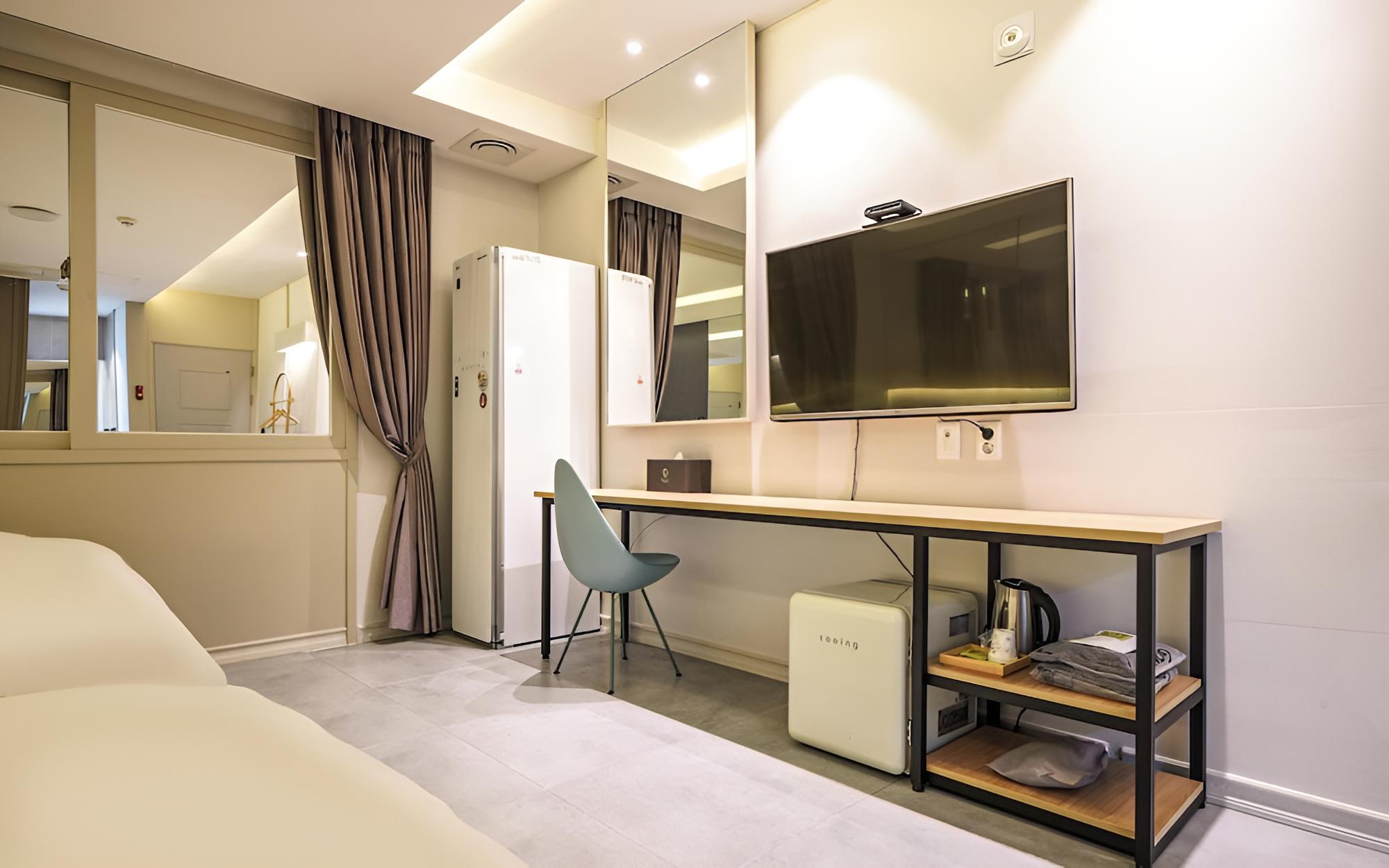 Room (Standard Twin (Queen and Single Style) - Photo 3