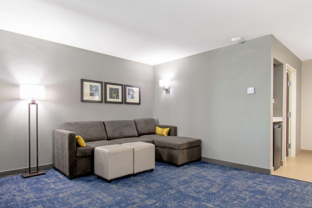 Suite, Multiple Beds, Non Smoking (Upgrade) photo 3