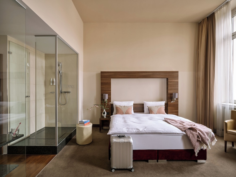 Superior Room, 1 King Bed photo 3