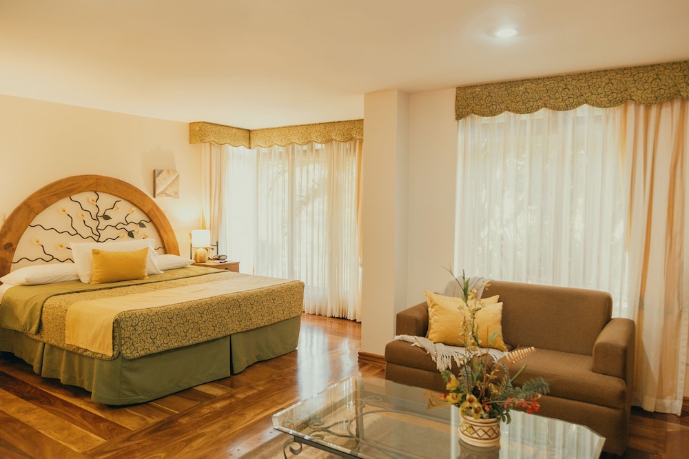 Suite, 1 King Bed - Photo 1