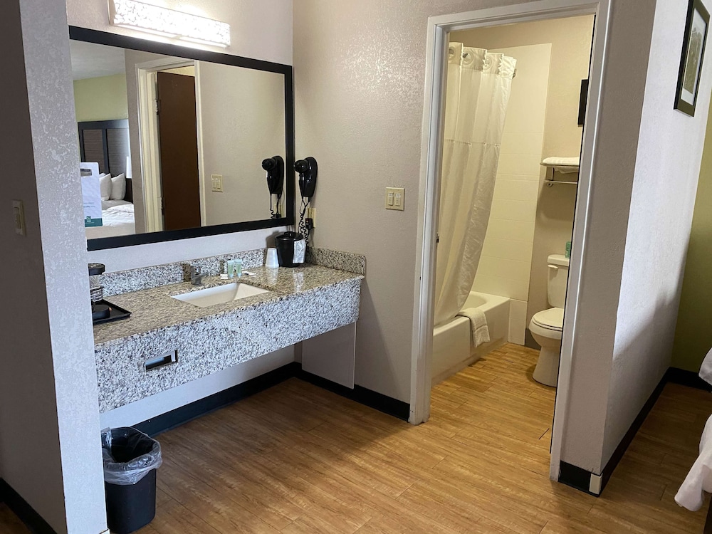Deluxe Suite, 2 Queen Beds, Non Smoking, Refrigerator & Microwave photo 3