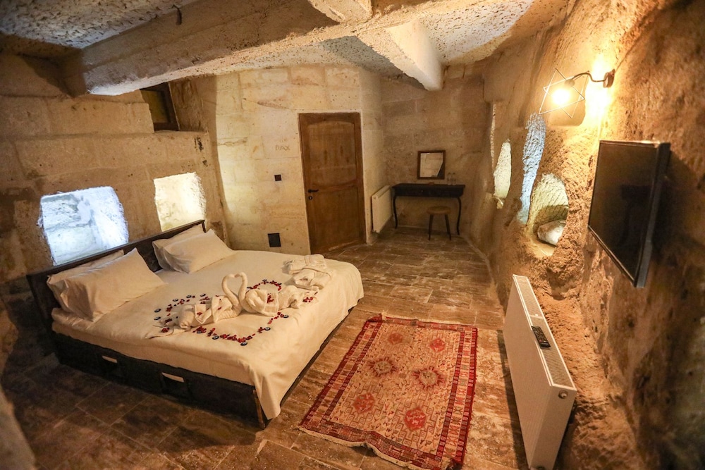 Duru Deluxe Jacuzzi Suite - Photo 6