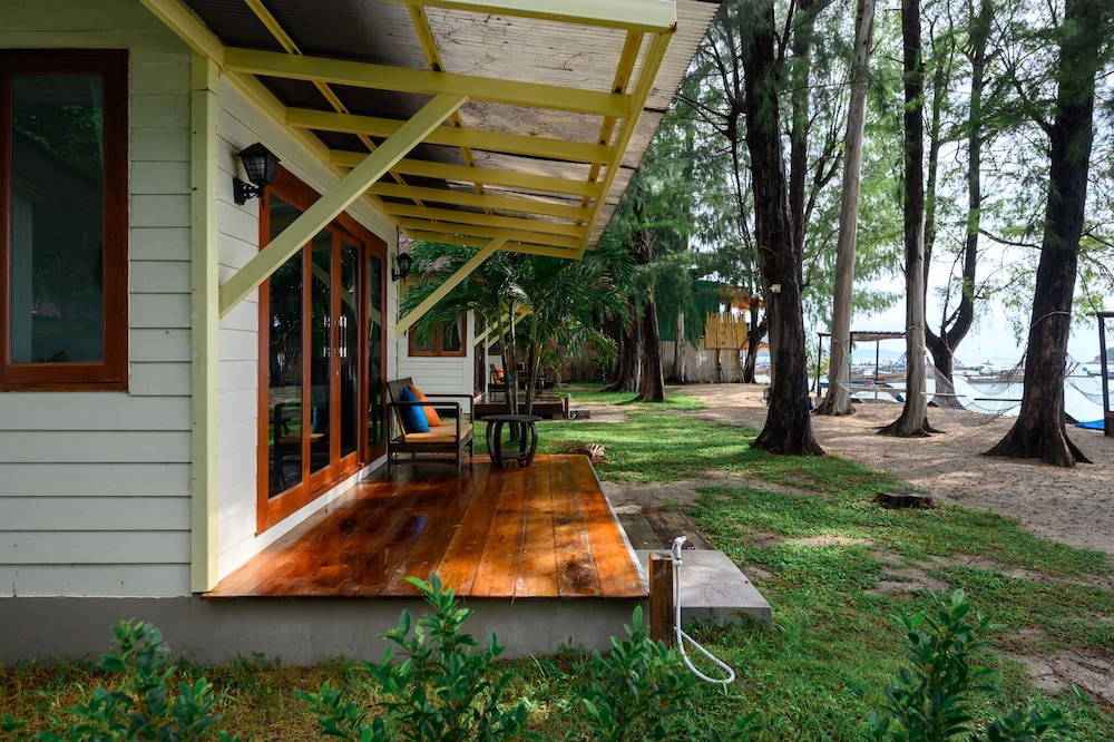 Beachfront Bungalow photo 3