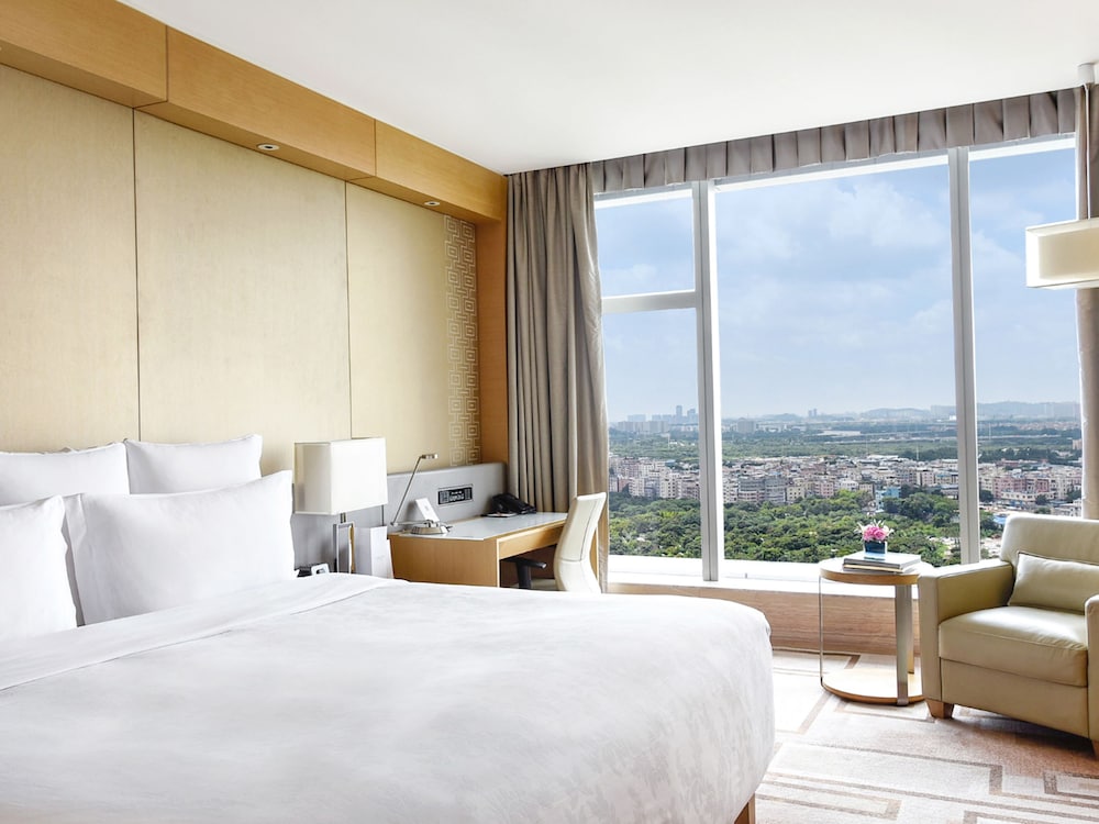 Deluxe Room, 1 Queen Bed photo 1
