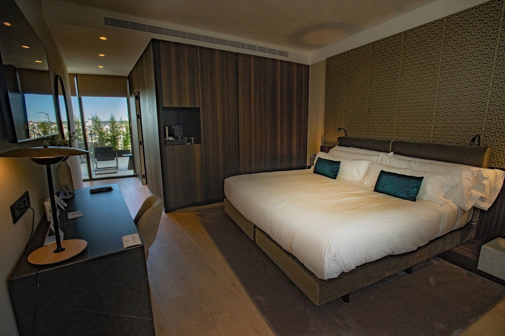 Executive Suite, Balcony, City View