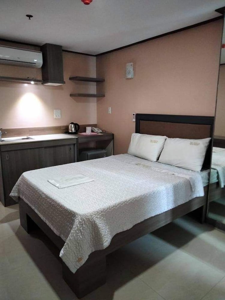 Deluxe Room, 1 Queen Bed photo 3