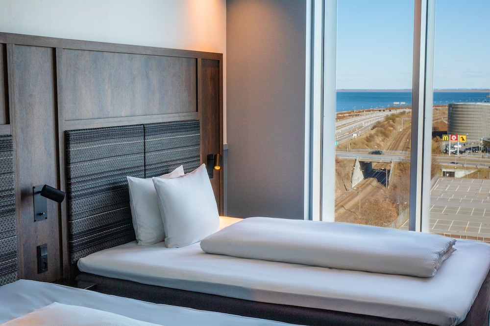 Family Room with 2 Queen Beds thumbnail 6