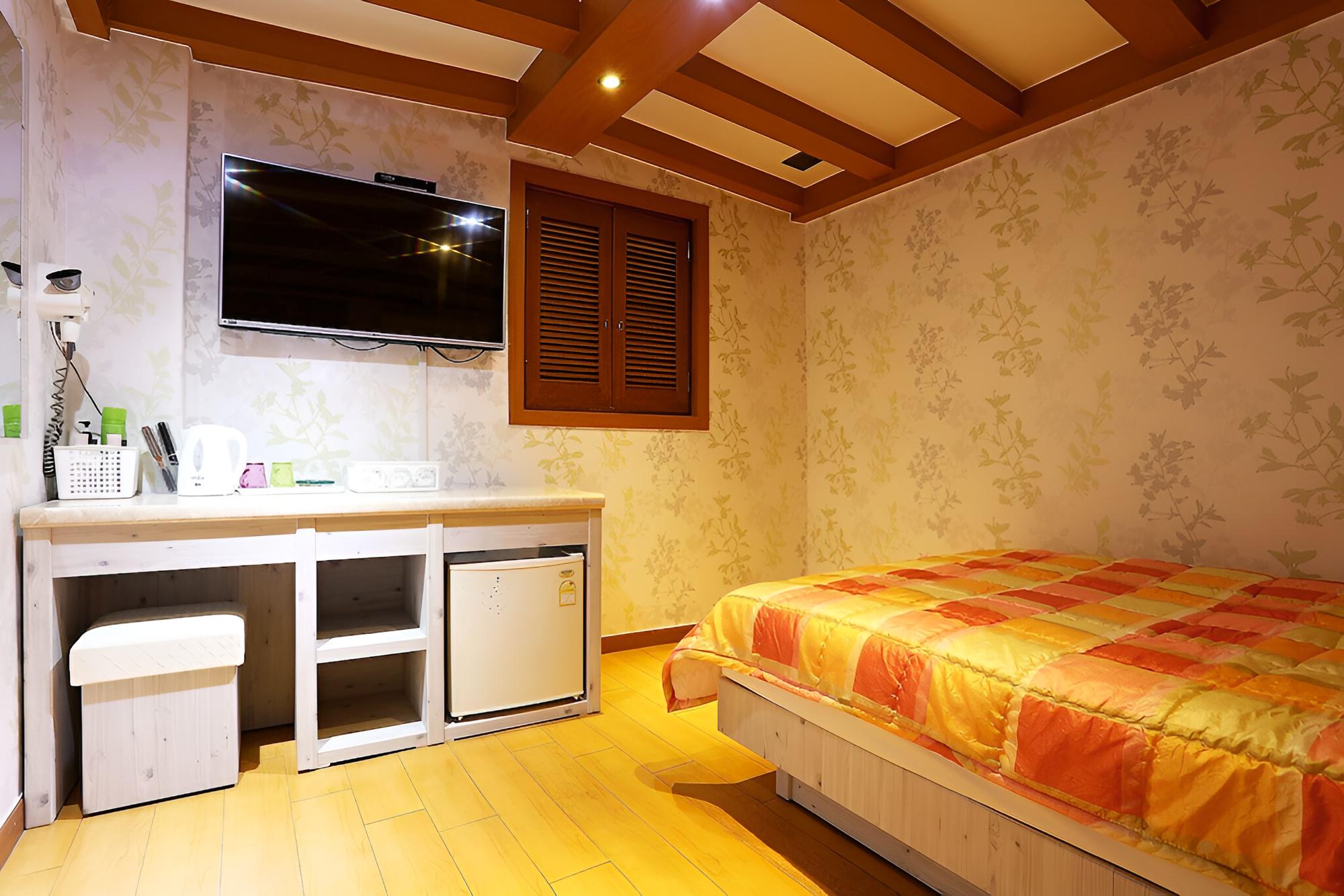 Room (Standard (double room)) - Photo 12