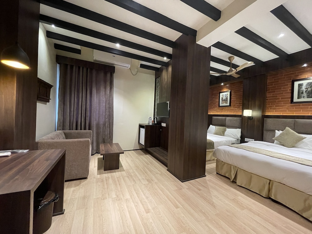 Executive Triple Room, 2 Queen Beds photo 2