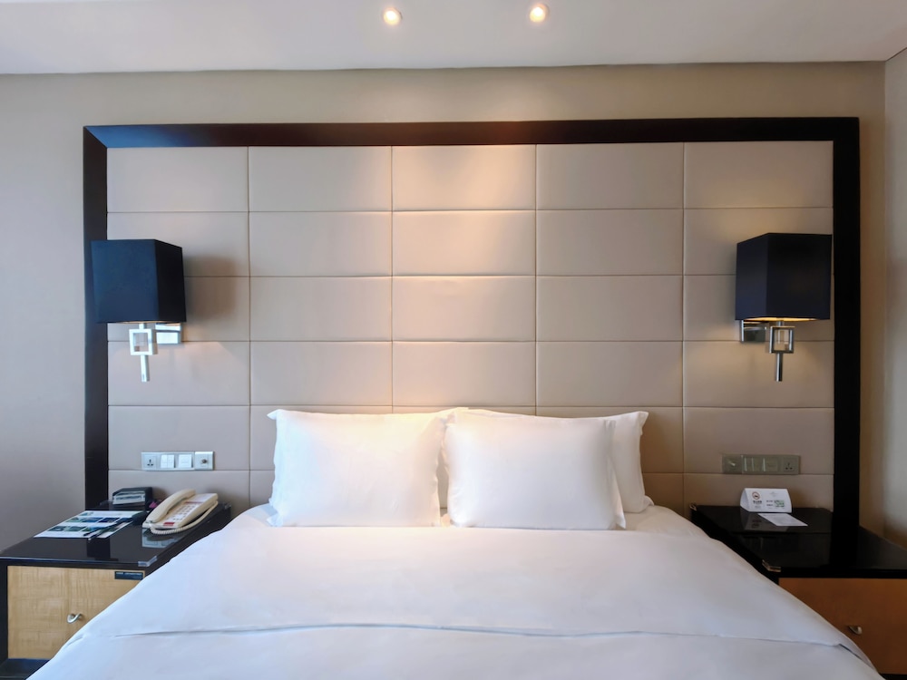 Standard Room, 1 King Bed, Business Lounge Access, River View (High Floor)