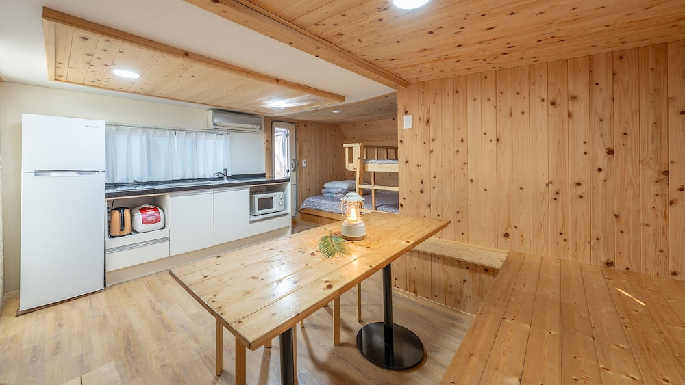 Basic Room, 2 Bedrooms (Deluxe Caravan No. 9 (Spa/BBQ))