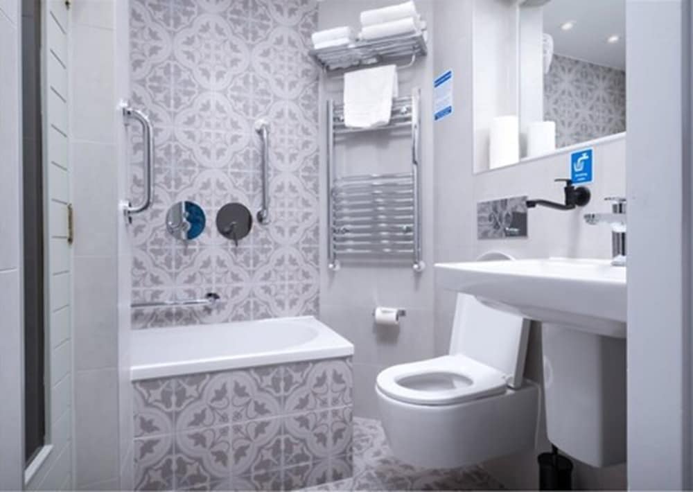 Deluxe Twin Room thumbnail 6
