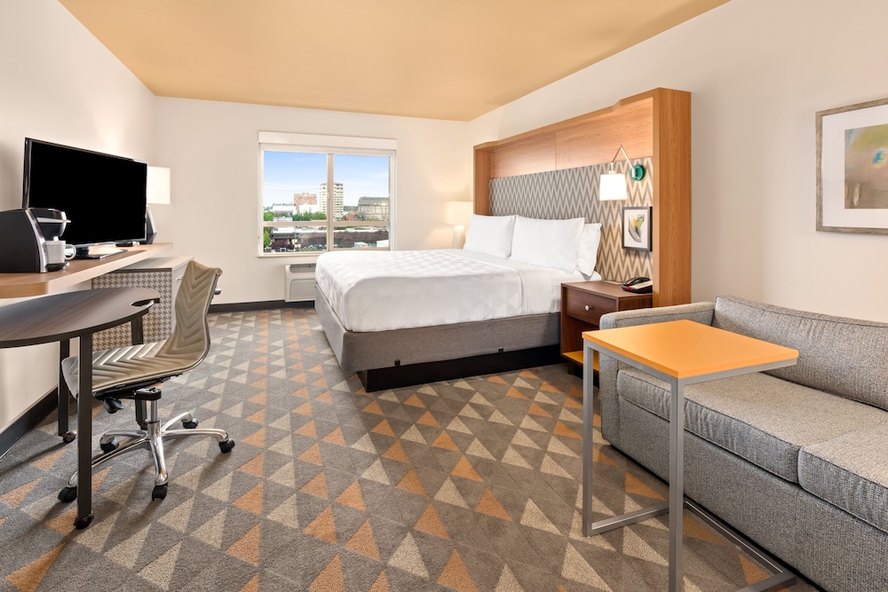 Premium Room, 1 King Bed with Sofa bed, Jetted Tub - Photo 3