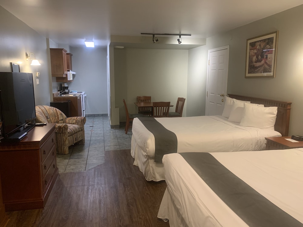 Family Suite, 2 Queen Beds photo 1