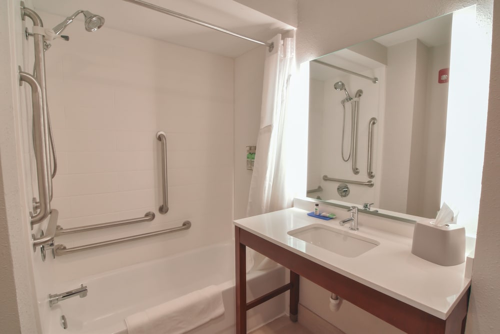 Standard Room, 1 King Bed, Accessible (Communications, Accessible Tub) - Photo 7