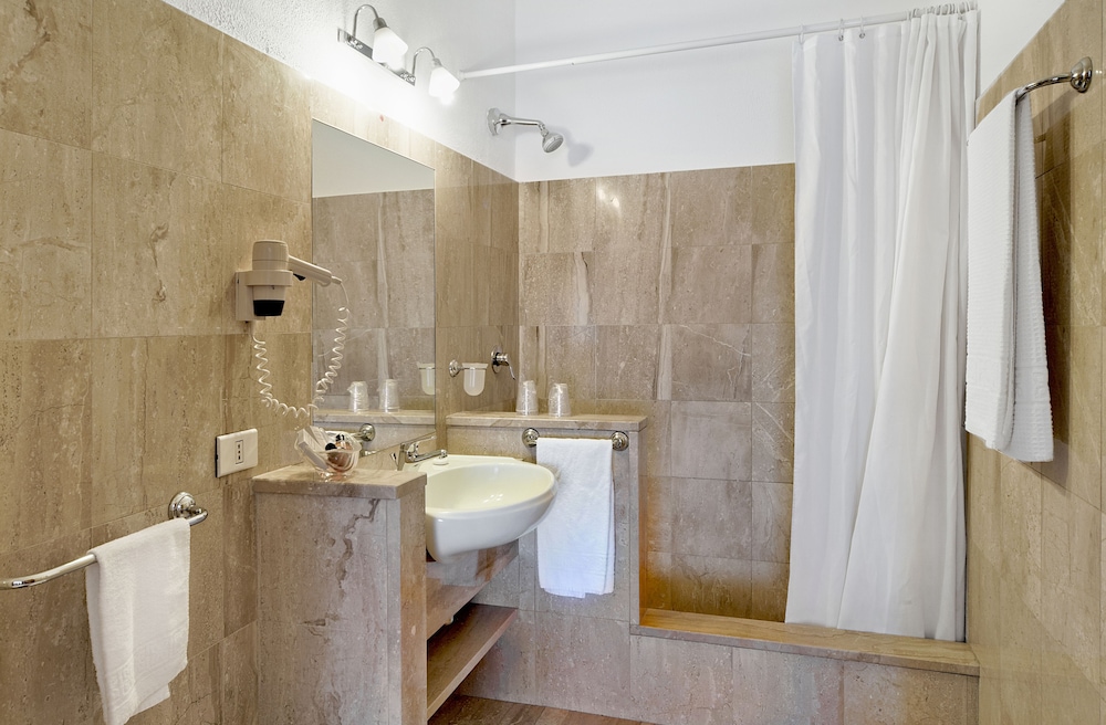 Standard Double or Twin Room - Photo 3