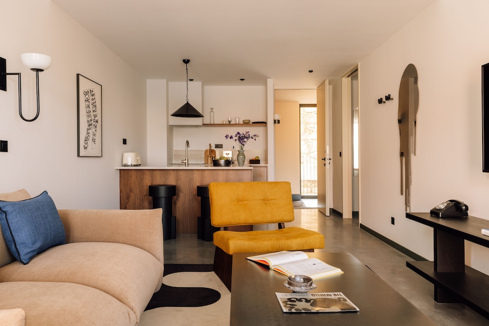 Suite, 2 Bedrooms - Photo 1