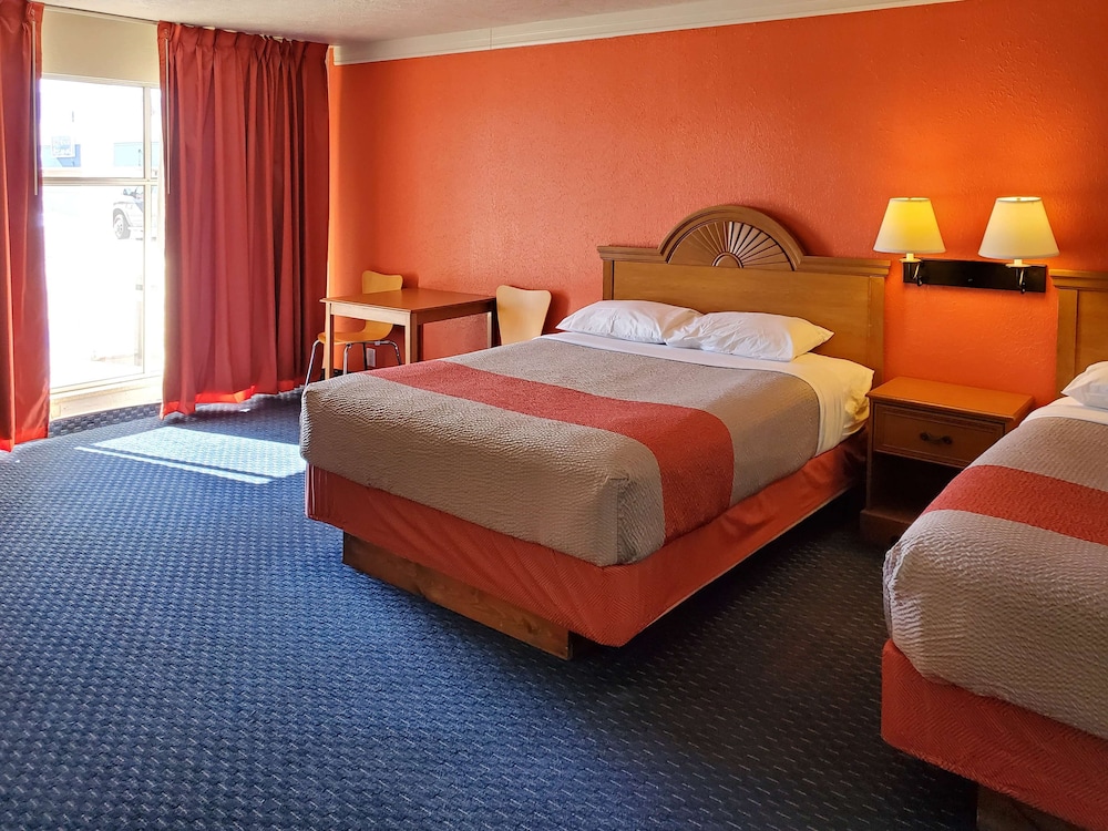 Standard Room, 2 Queen Beds, Non Smoking - Photo 6