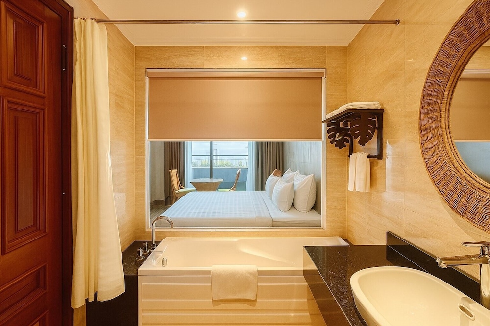 Deluxe Room, City View - Photo 6